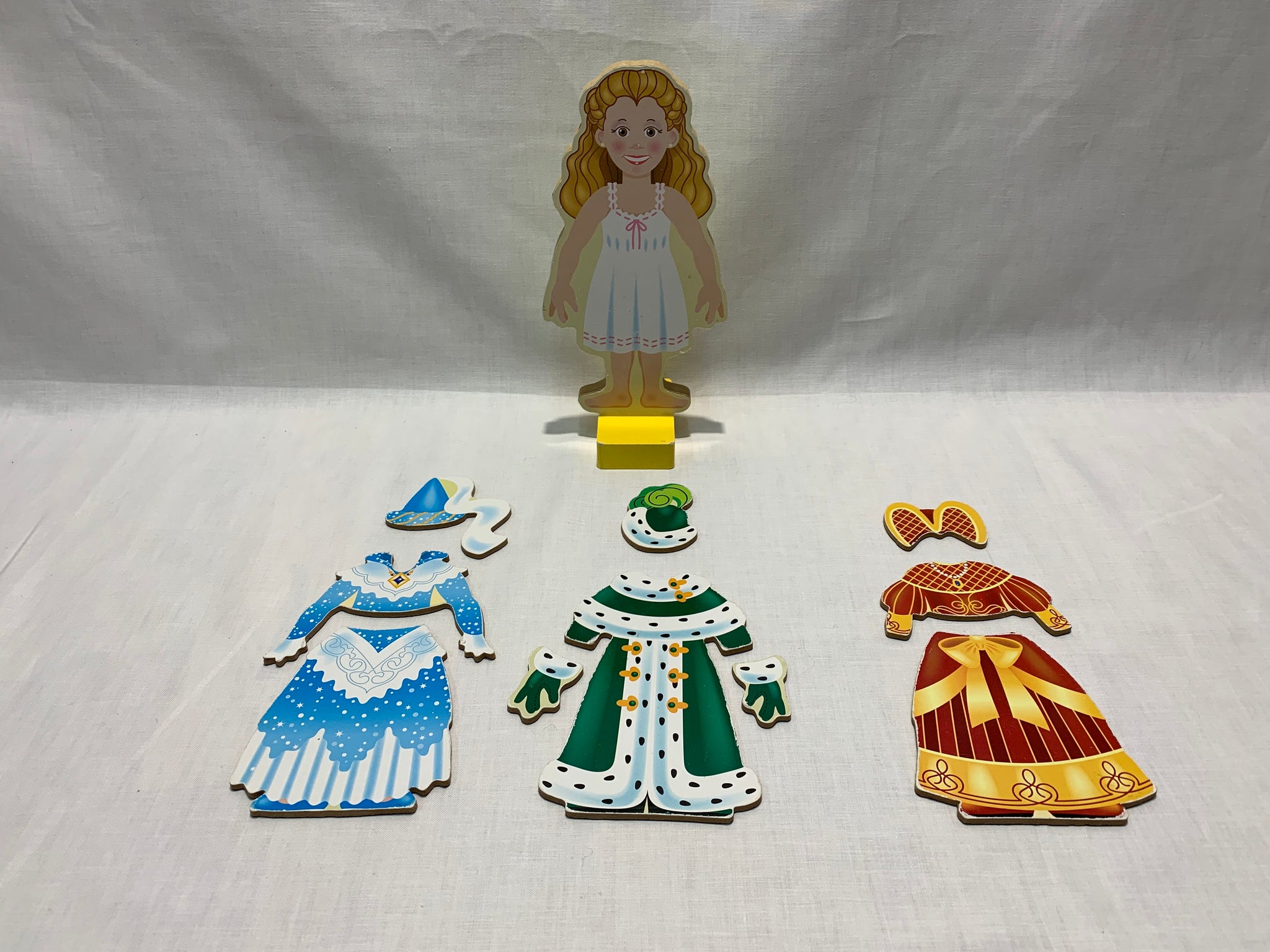 Puidust Melissa & Doug riietamismäng "Elise"